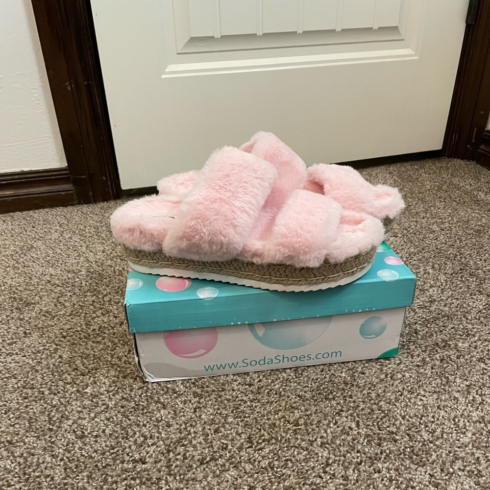 Soda pink fluffy sandals